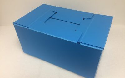 Blue corrugated plastic returnable shipping box with integrated lid closure
