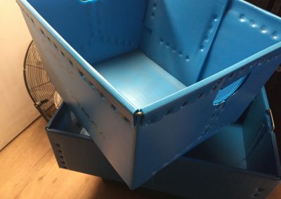 Returnable divider set holding machined parts upright in a tote