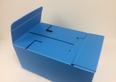 Stacked returnable containers with custom part dividers