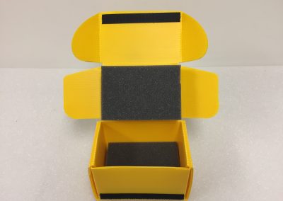 Returnable divider set holding machined parts upright in a tote